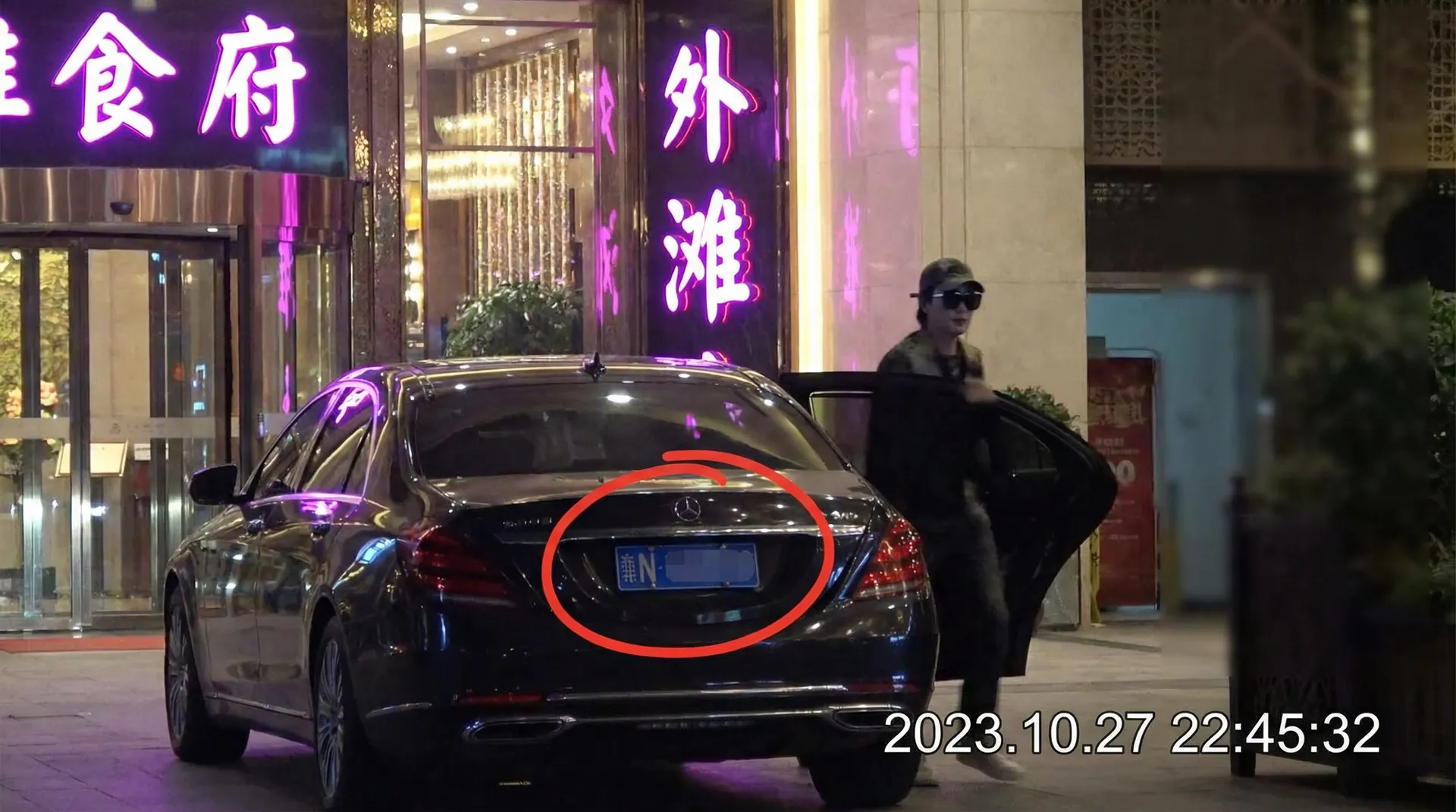 福利姬 - 豪车餐厅外偷拍